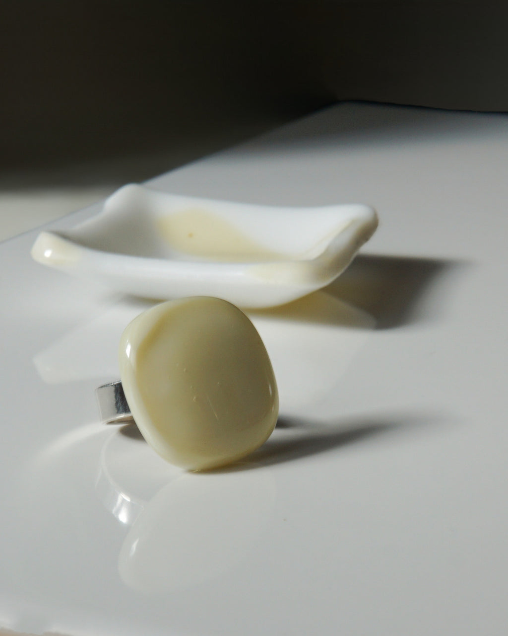 Bague Pastille ivoire – Verre fusionné & argent sterling