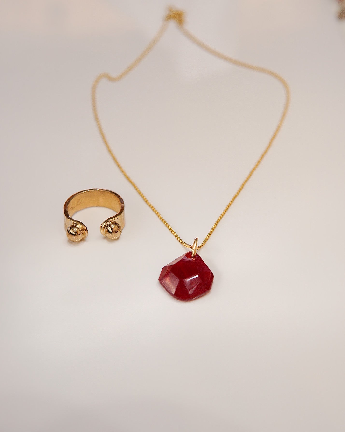 Duo Bague Billes et pendentif facetté rouge – Or vermeil