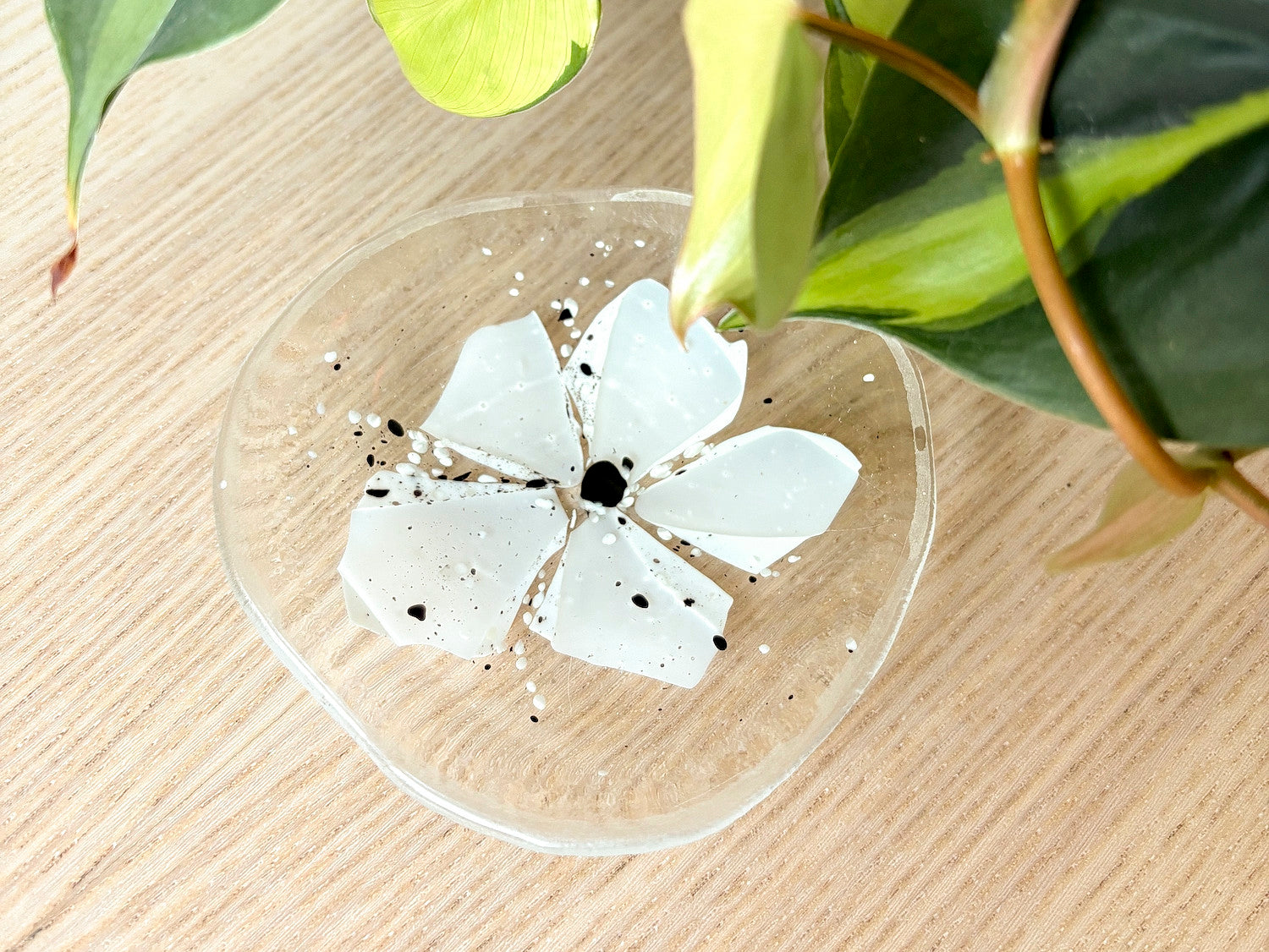 Mini round dish - white flower