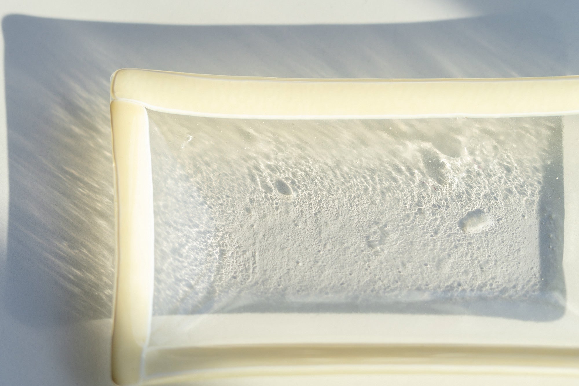 Plateau en verre – Bordure crème