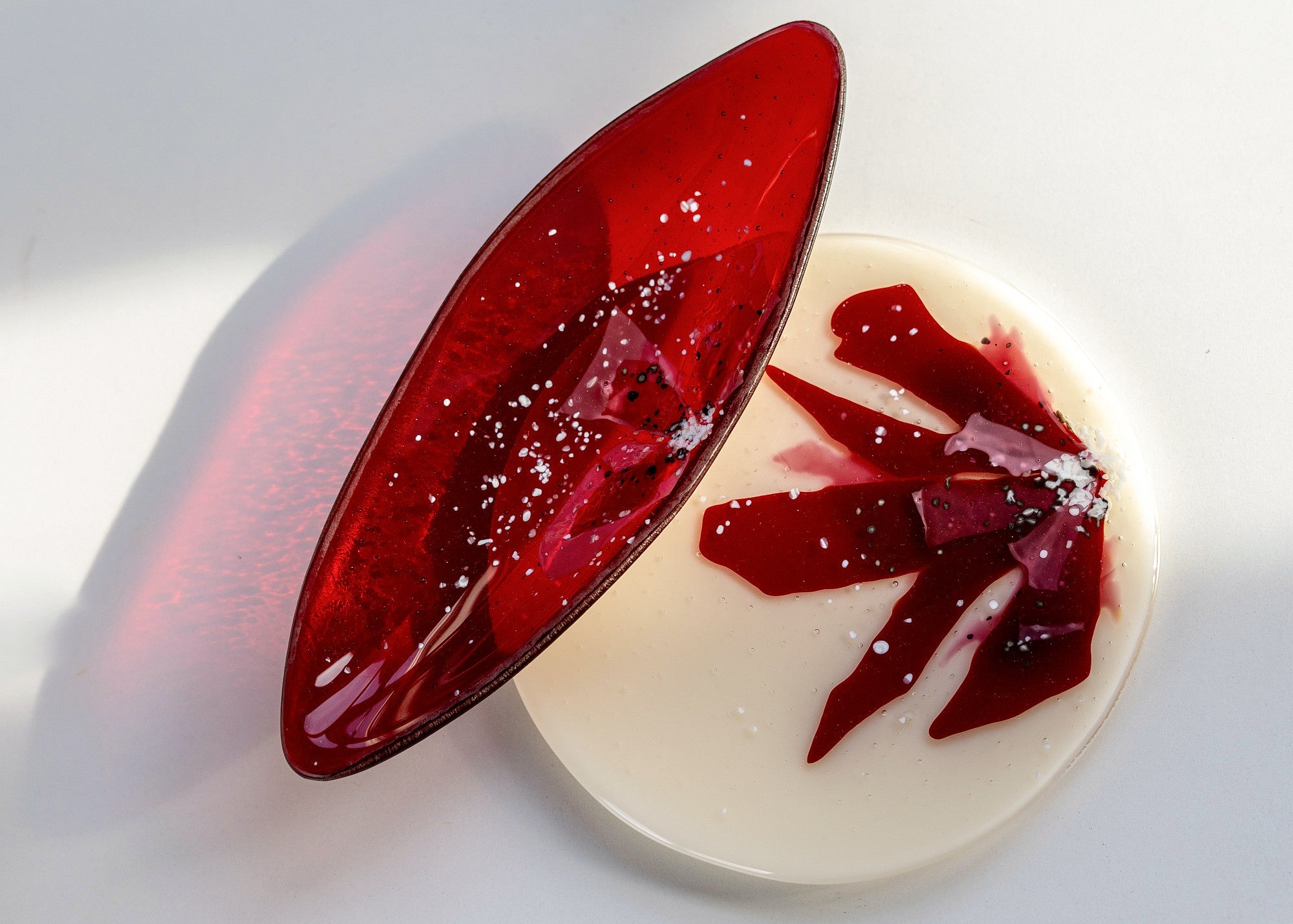 Plateau Ovale en Verre Rouge - Motif Floral