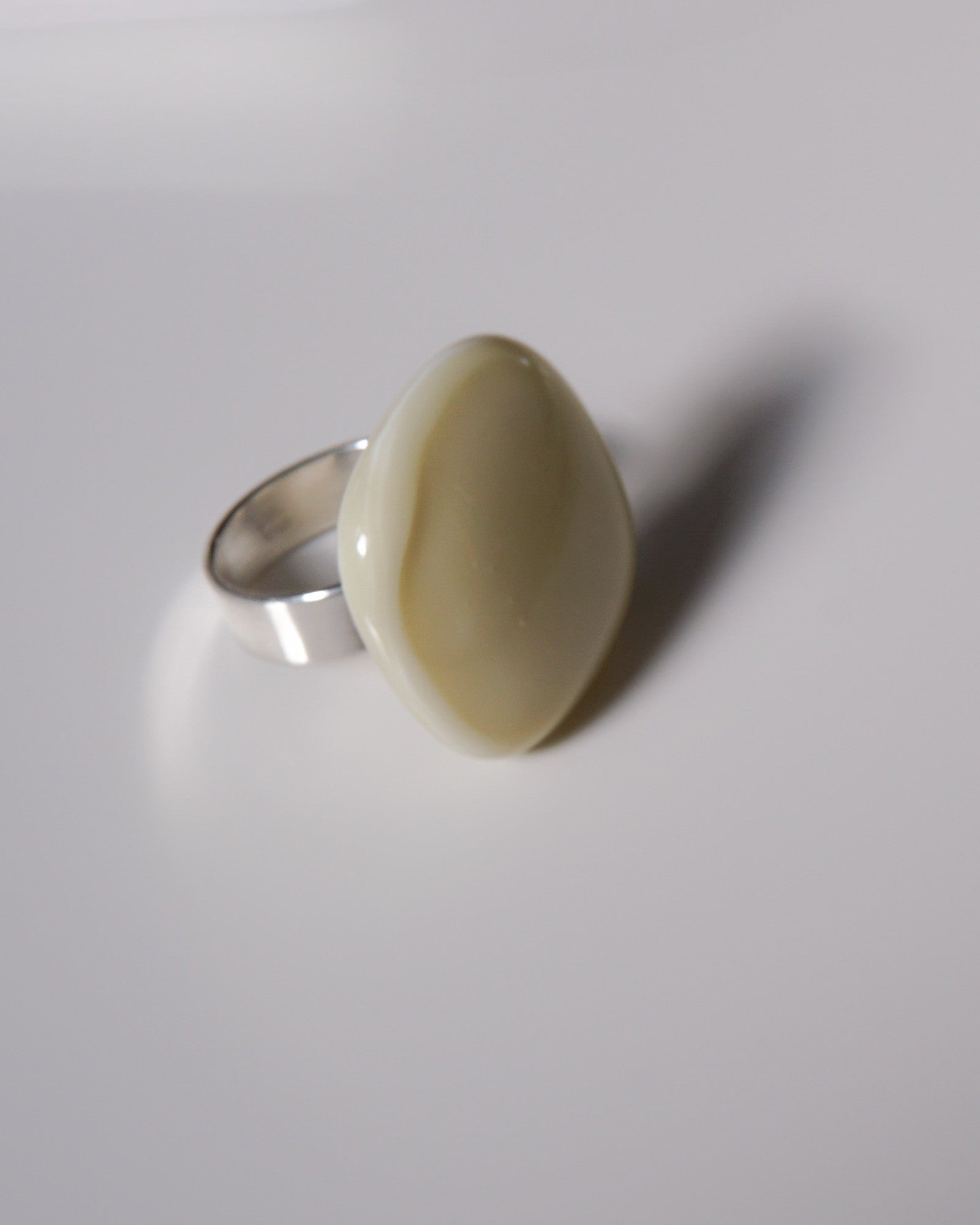 Bague Pastille ivoire – Verre fusionné & argent sterling