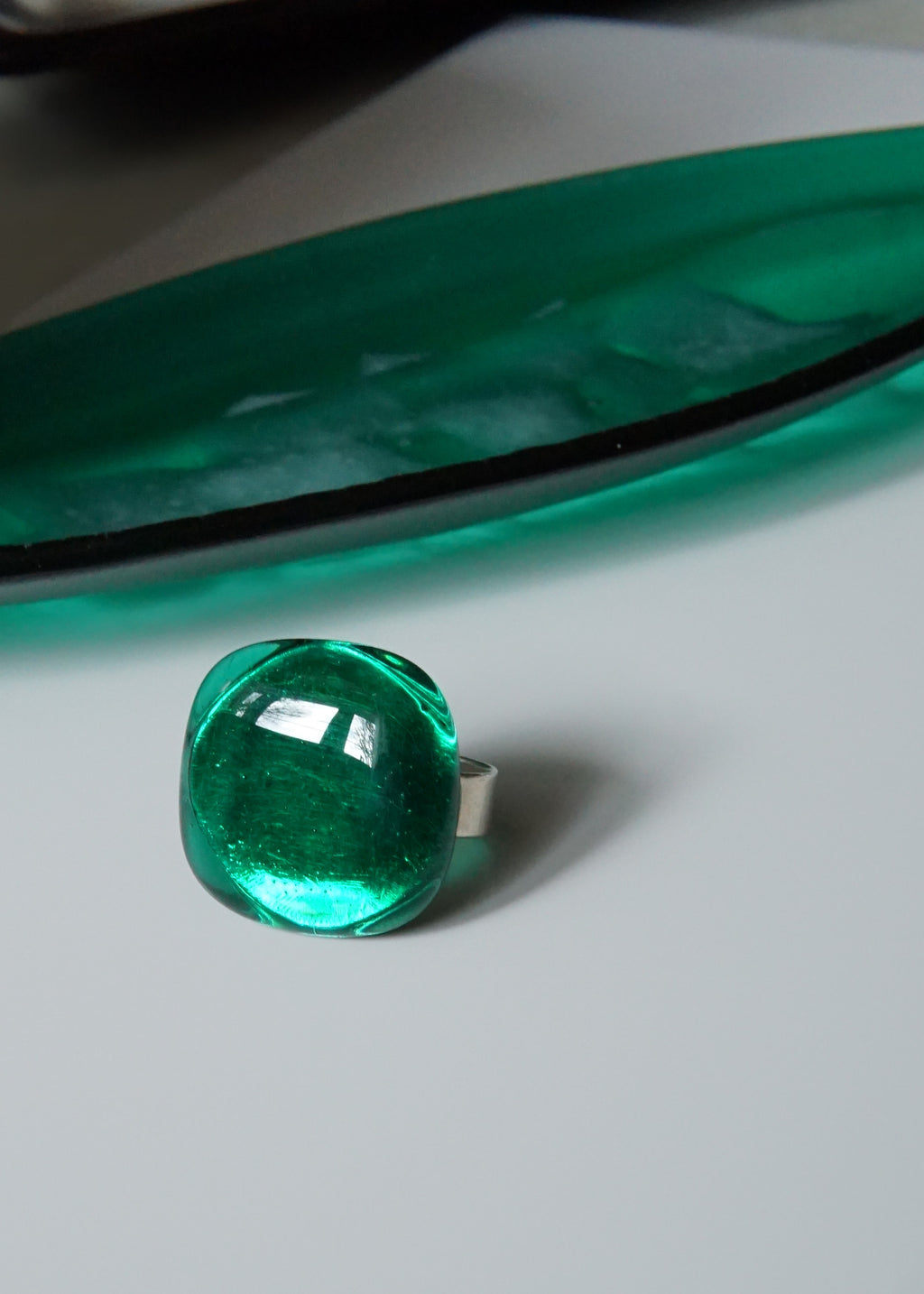 Bague Pastille vert émeraude – Verre fusionné & argent sterling