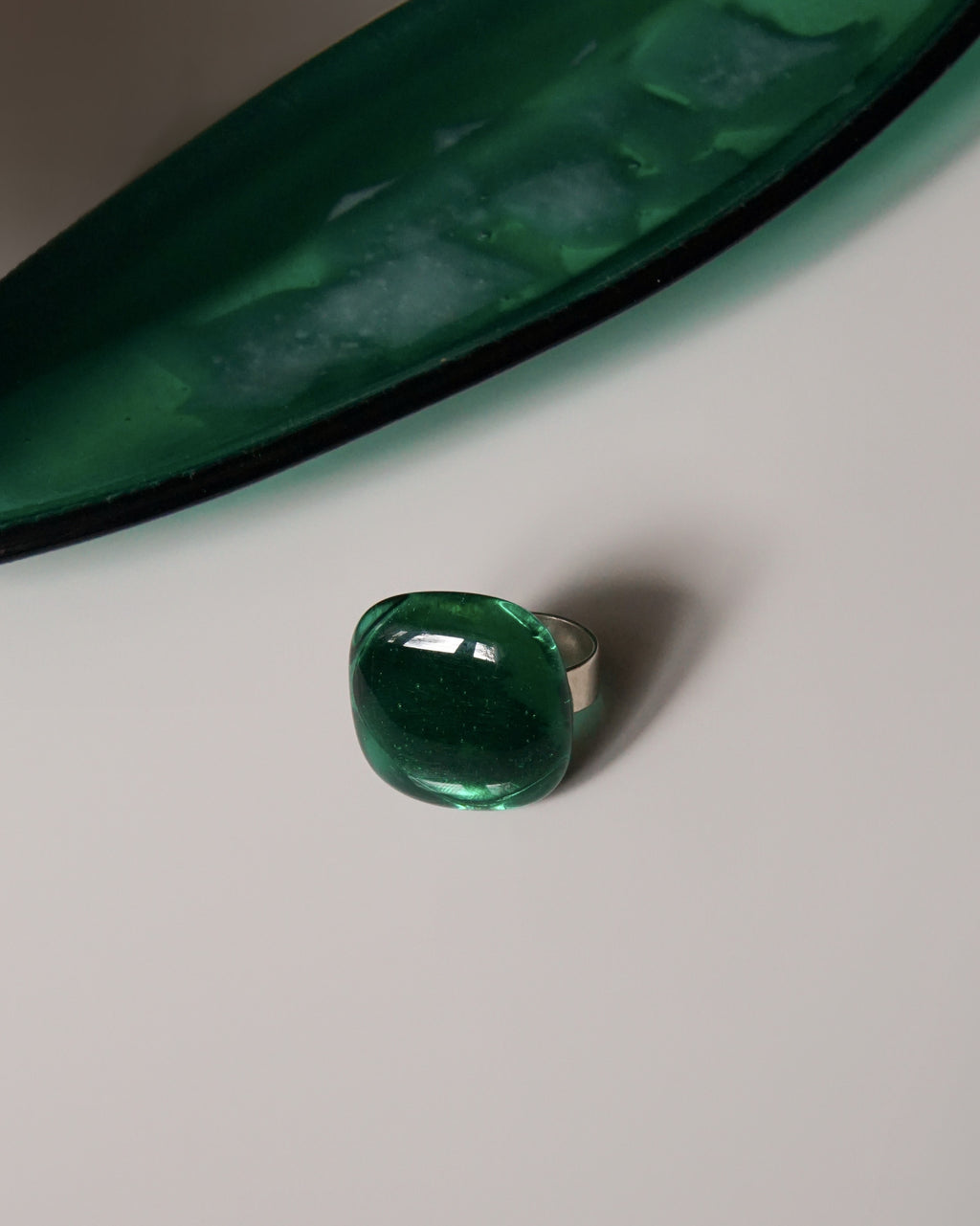 Bague Pastille vert émeraude – Verre fusionné & argent sterling