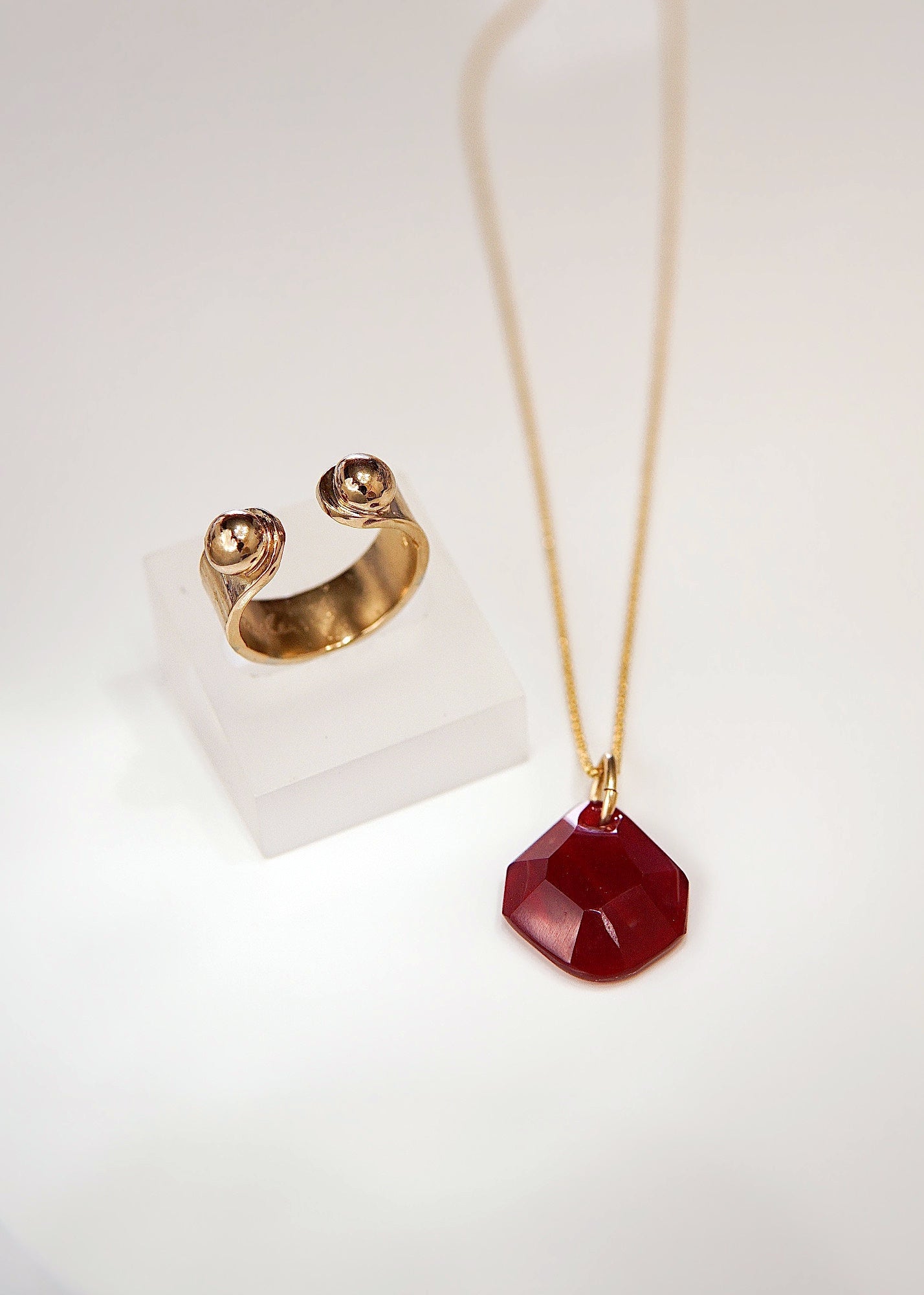 Duo Bague Billes et pendentif facetté rouge – Or vermeil