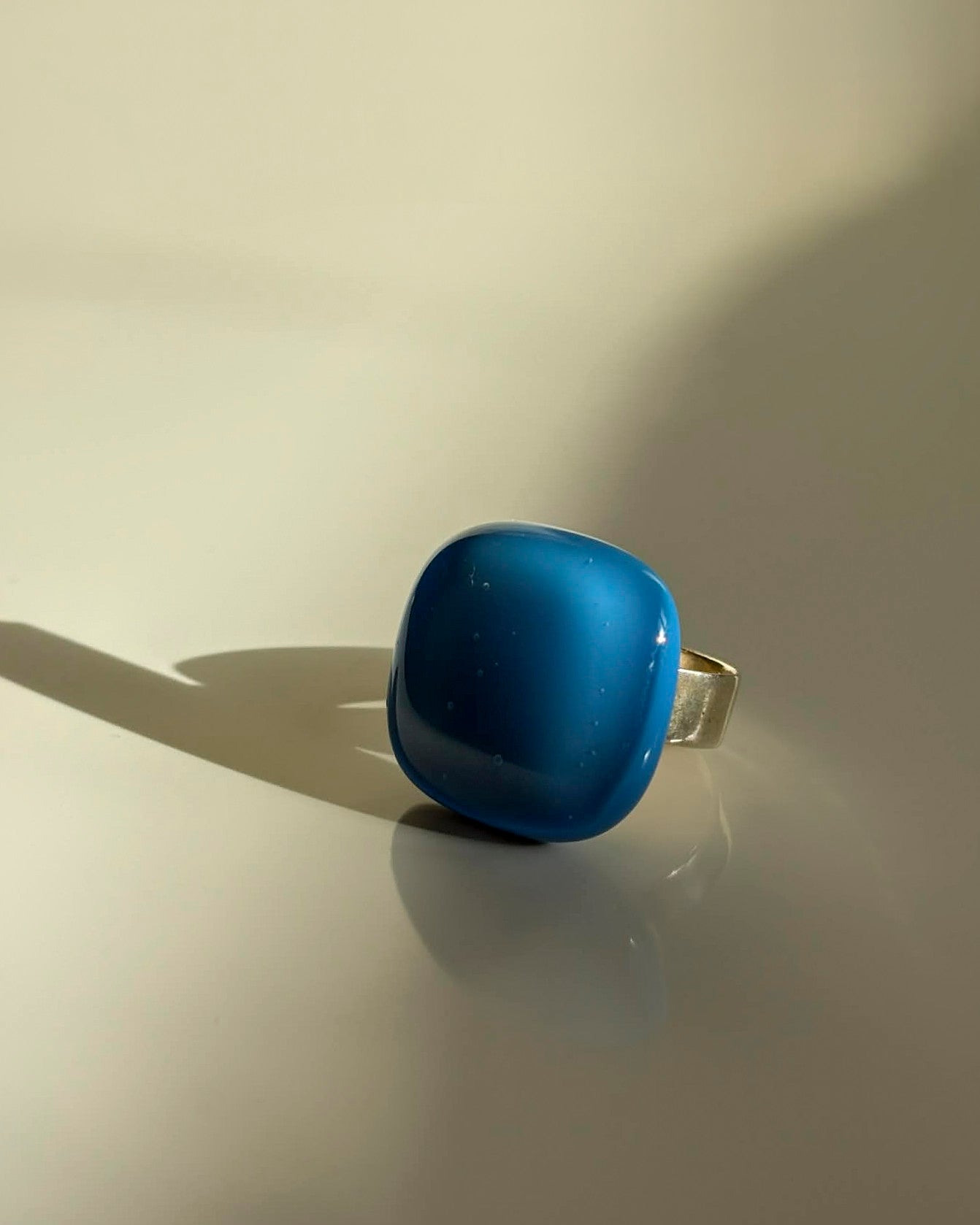 Bague Pastille cobalt – Verre fusionné & argent sterling