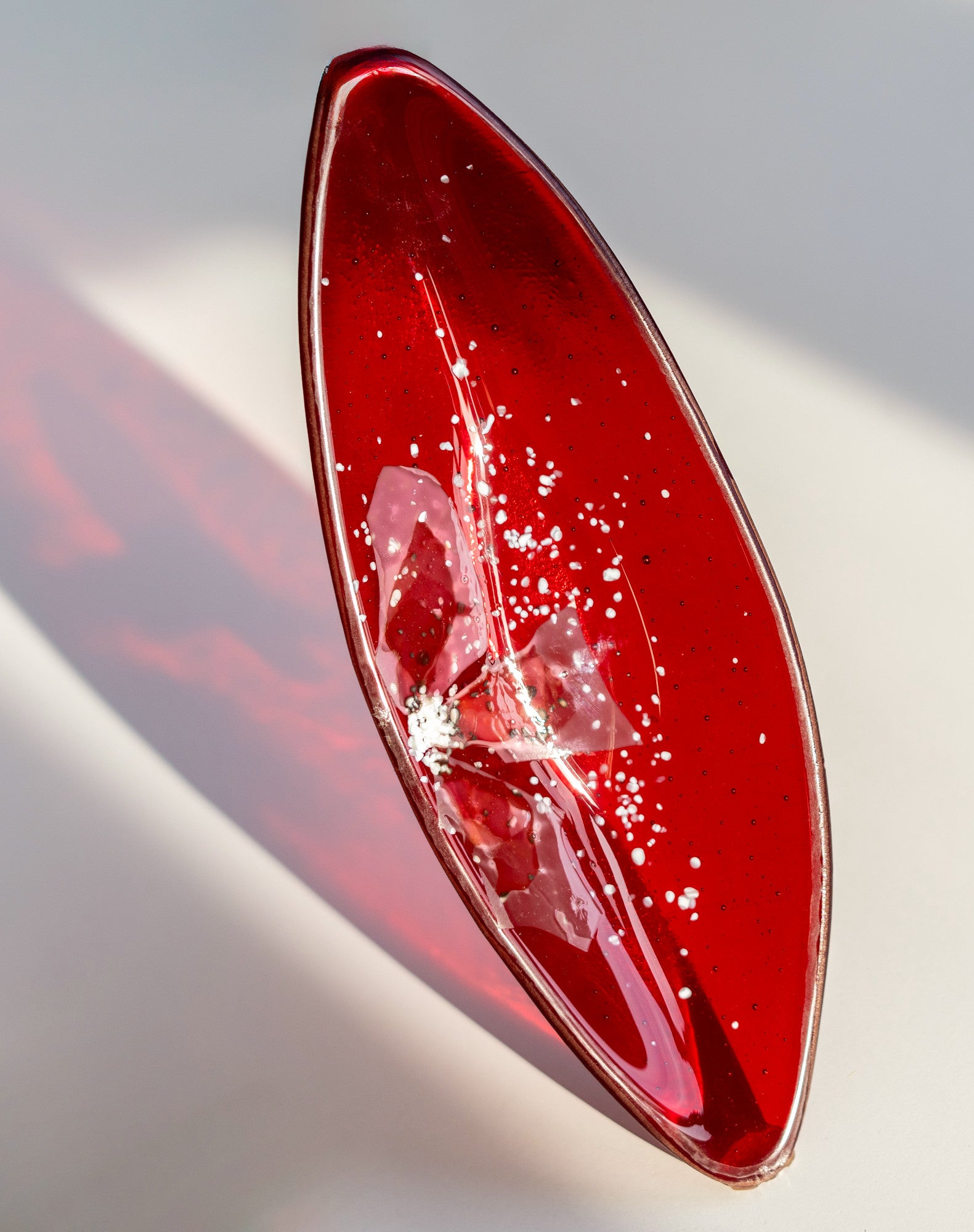 Plateau Ovale en Verre Rouge - Motif Floral