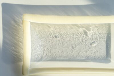 Plateau en verre rectangulaire à bordure crème – MÉLA par Mélanie Laplante