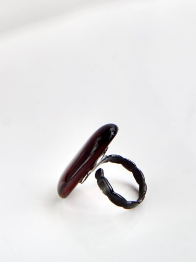 Bague Dragée Prune – Bijou en verre fusionné et argent oxydé, fait à la main au Québec par MÉLA.