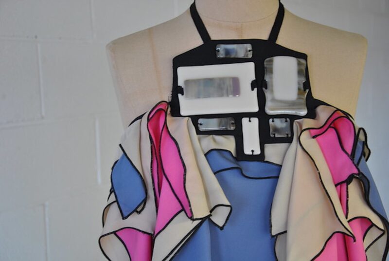 Pièce unique MÉLA – bijou-plastron en verre créé pour la collection exclusive Martin Lim