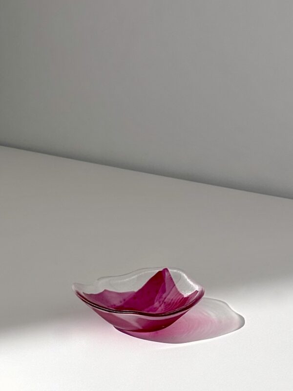 Petit bol rose en verre fusionné – MÉLA par Mélanie Laplante