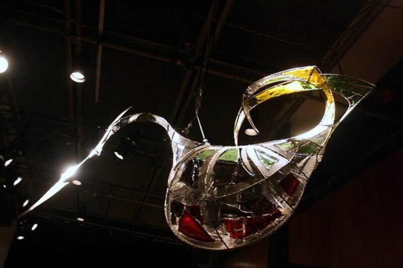 Installation artistique MÉLA – sculpture en verre soufflé et structure d’acier