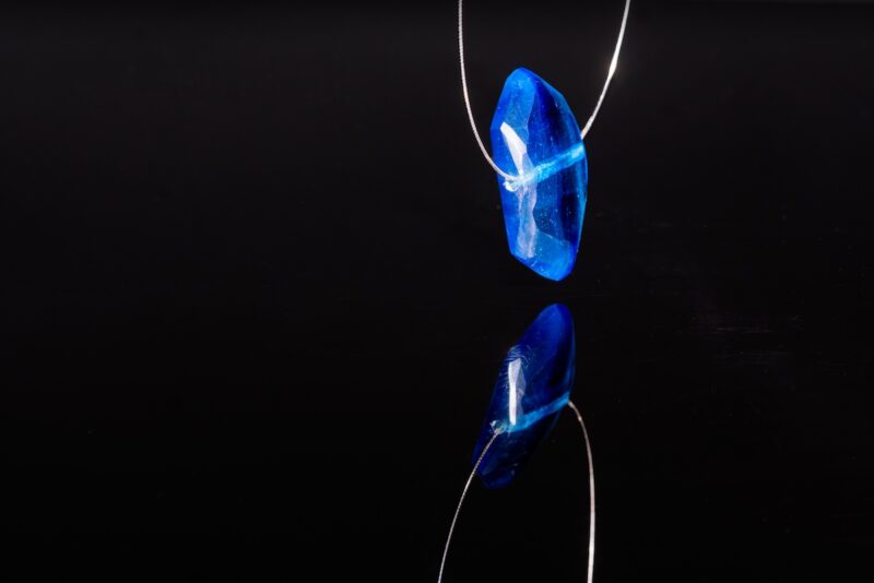 Pendentif en verre bleu profond – bijou MÉLA sur chaîne argentée