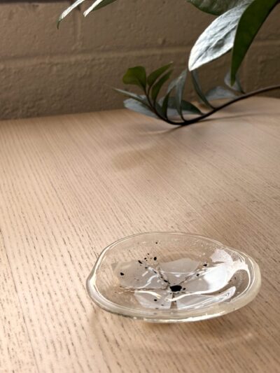 Mini coupelle ronde en verre avec fleur blanche – MÉLA par Mélanie Laplante