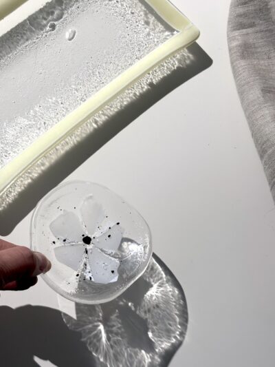 Mini coupelle ronde en verre avec fleur blanche – MÉLA par Mélanie Laplante