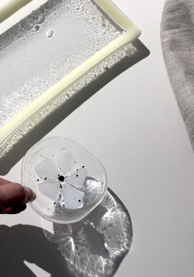 Mini coupelle ronde en verre avec fleur blanche – MÉLA par Mélanie Laplante