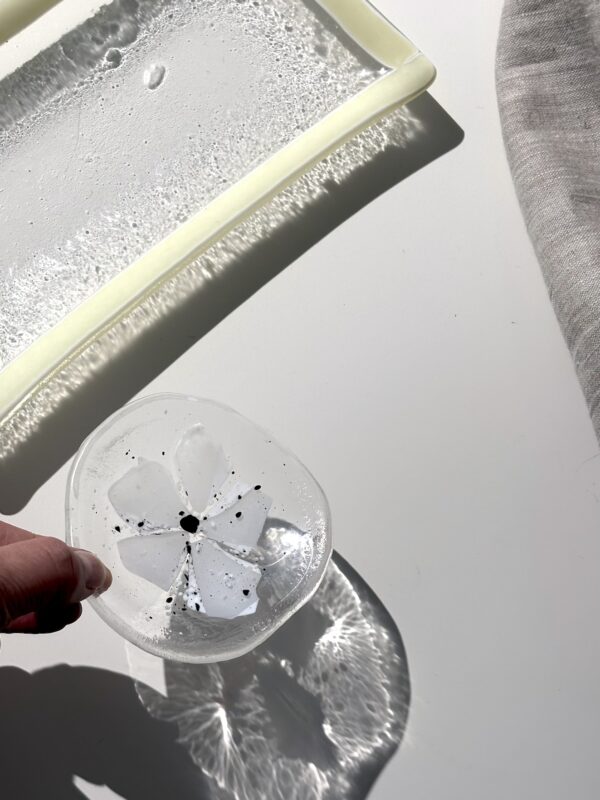 Mini coupelle ronde en verre avec fleur blanche – MÉLA par Mélanie Laplante