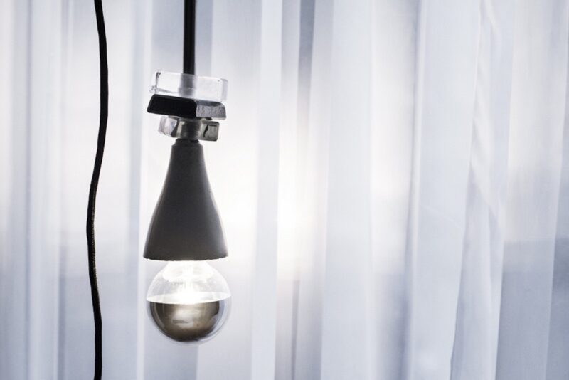 Luminaire en verre thermoformé et acier – création artisanale MÉLA