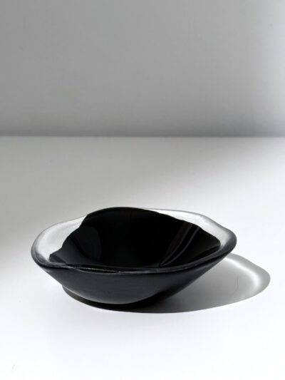 Petit bol noir en verre sculpté – MÉLA par Mélanie Laplante