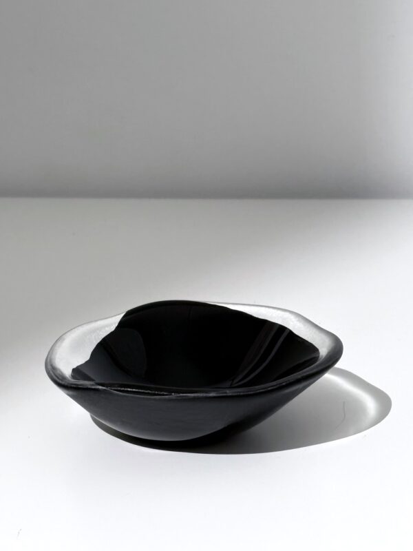 Petit bol noir en verre sculpté – MÉLA par Mélanie Laplante