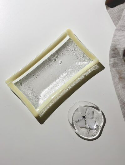 Plateau en verre rectangulaire à bordure crème – MÉLA par Mélanie Laplante