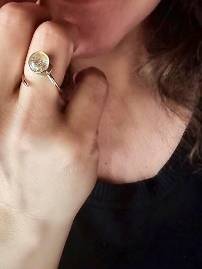 Bague MÉLA en vermeil – spirale dorée et perle lumineuse sur la main