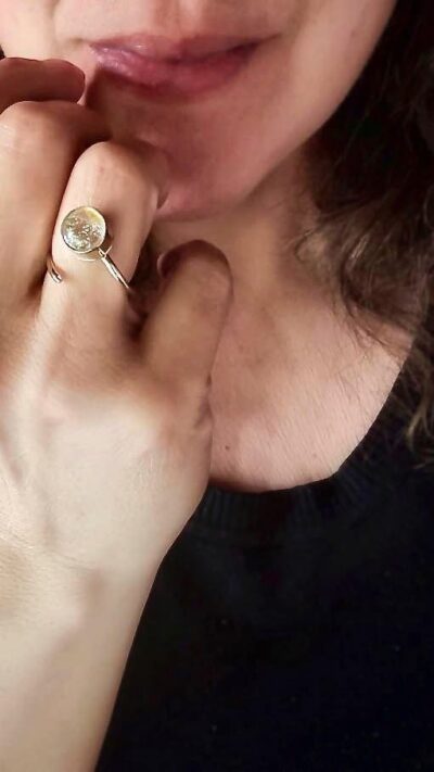 Bague MÉLA en vermeil – spirale dorée et perle lumineuse sur la main
