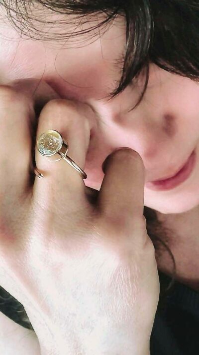 Photo de l’artiste portant la bague simple Éclats vermeil