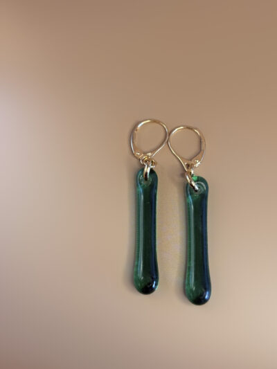 Boucles Gouttes fines en verre vert et vermeil – MÉLA par Mélanie Laplante