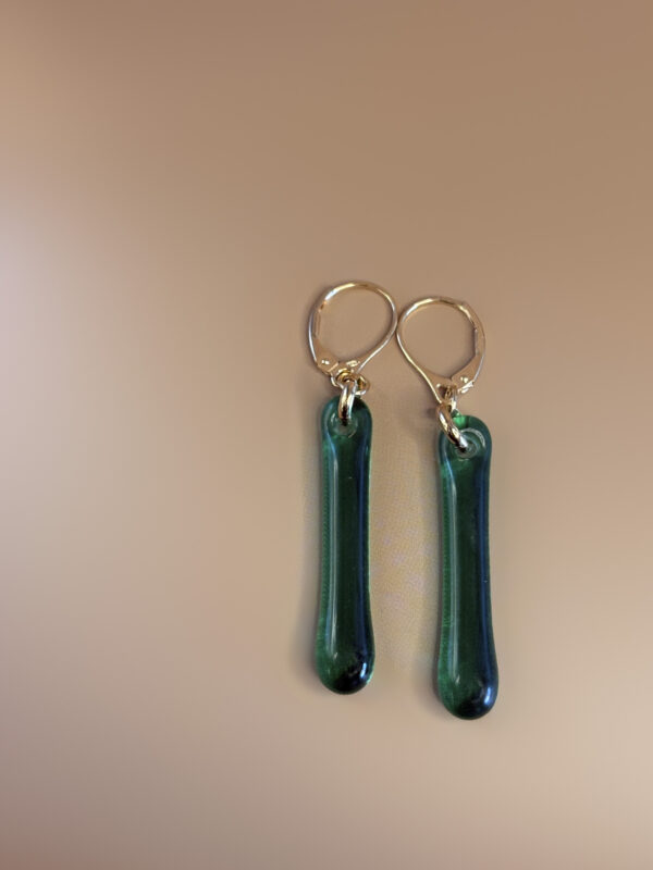 Boucles Gouttes fines en verre vert et vermeil – MÉLA par Mélanie Laplante