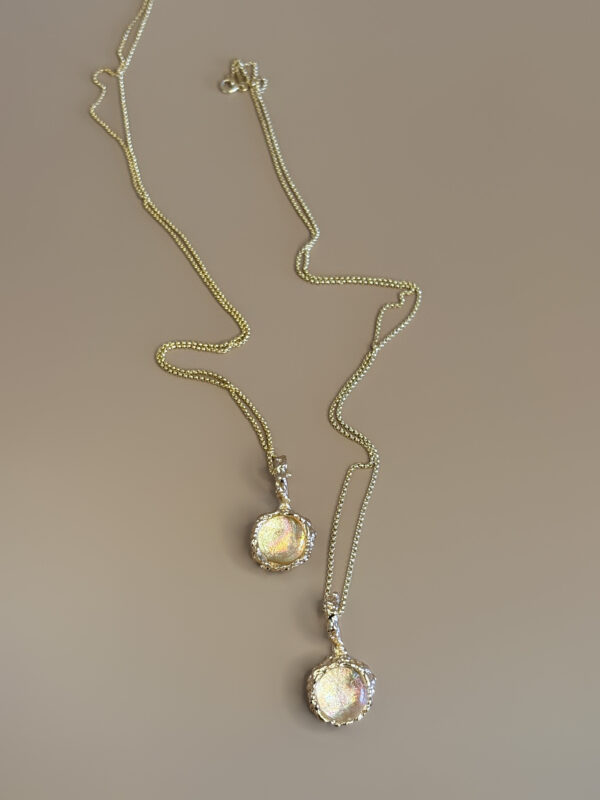 Pendentif Aurélia en vermeil et verre iridescent – MÉLA par Mélanie Laplante